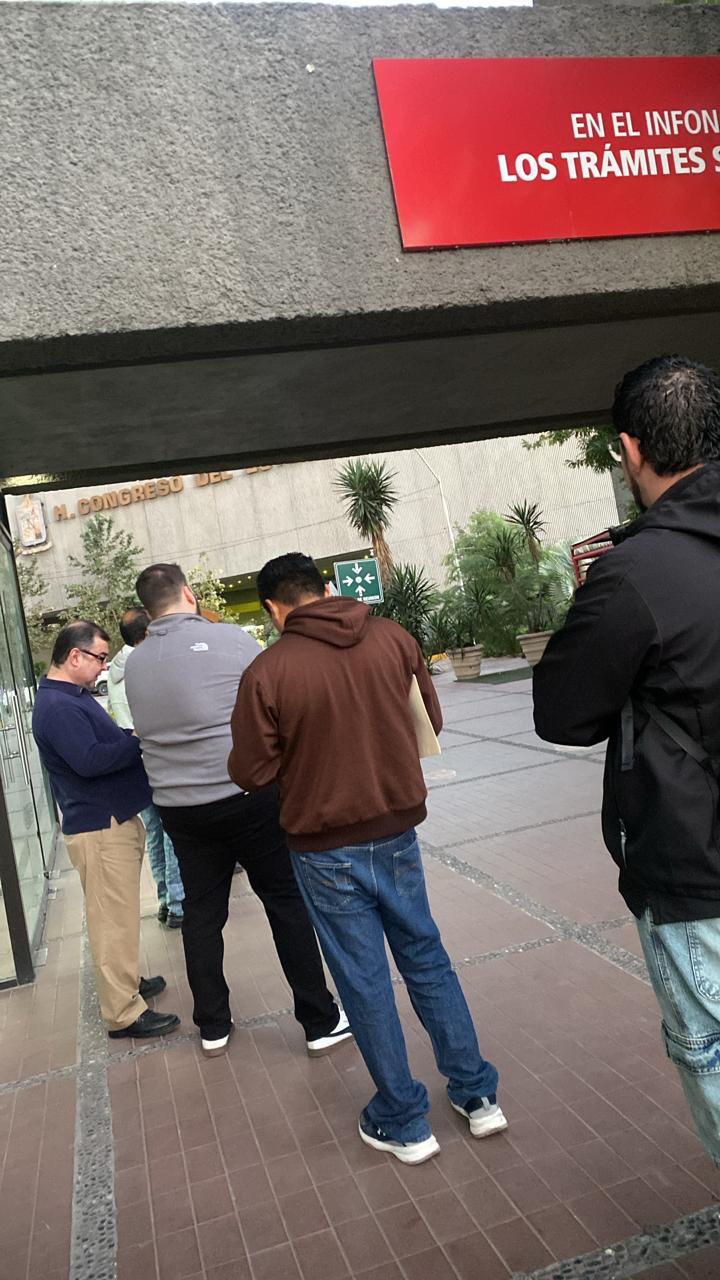 Personas realizando trámites en Infonavit